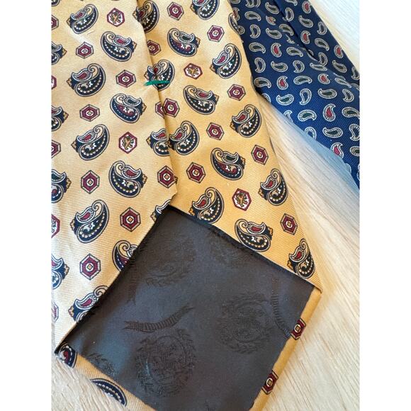 Vintage Tommy Hilfiger USA Made Gold and Navy Paisley Italian Silk Necktie - Picture 4 of 4